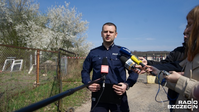 Beczki z nieznaną substancją znalezione pod Stargardem. Fot. Konrad Nowak [Radio Szczecin] Beczki z nieznaną substancją znalezione pod Stargardem [WIDEO, ZDJĘCIA]