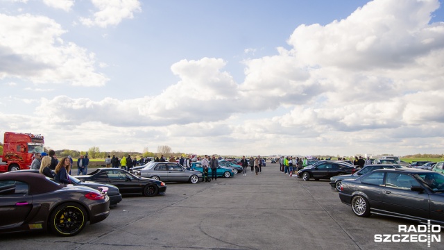 Sezon motoryzacyjny został nieoficjalnie otwarty na lotnisku w Kluczewie. Fot. Konrad Nowak [Radio Szczecin] Setki aut na lotnisku w Kluczewie [WIDEO, DUŻO ZDJĘĆ]