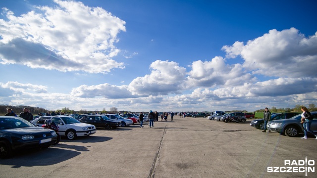 Sezon motoryzacyjny został nieoficjalnie otwarty na lotnisku w Kluczewie. Fot. Konrad Nowak [Radio Szczecin] Setki aut na lotnisku w Kluczewie [WIDEO, DUŻO ZDJĘĆ]