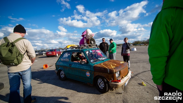 Sezon motoryzacyjny został nieoficjalnie otwarty na lotnisku w Kluczewie. Fot. Konrad Nowak [Radio Szczecin] Setki aut na lotnisku w Kluczewie [WIDEO, DUŻO ZDJĘĆ]