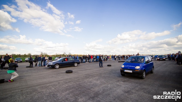 Sezon motoryzacyjny został nieoficjalnie otwarty na lotnisku w Kluczewie. Fot. Konrad Nowak [Radio Szczecin] Setki aut na lotnisku w Kluczewie [WIDEO, DUŻO ZDJĘĆ]