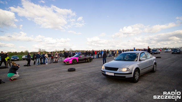 Sezon motoryzacyjny został nieoficjalnie otwarty na lotnisku w Kluczewie. Fot. Konrad Nowak [Radio Szczecin] Setki aut na lotnisku w Kluczewie [WIDEO, DUŻO ZDJĘĆ]