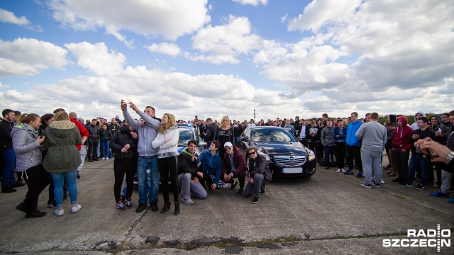 Sezon motoryzacyjny został nieoficjalnie otwarty na lotnisku w Kluczewie. Fot. Konrad Nowak [Radio Szczecin] Setki aut na lotnisku w Kluczewie [WIDEO, DUŻO ZDJĘĆ]