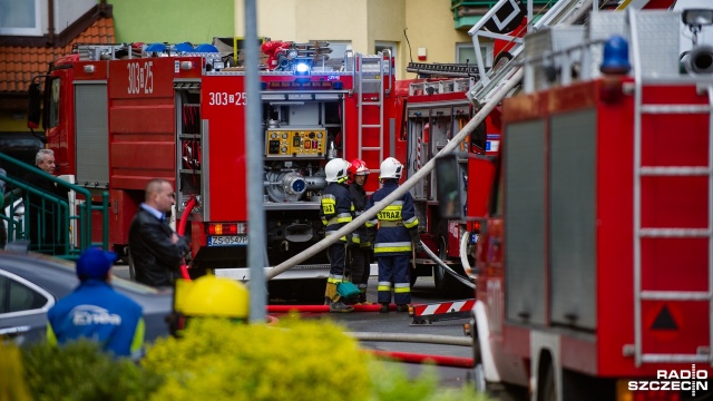 Pożar w budynku mieszkalnym na Mierzynie. Wiatr utrudnia gaszenie. Fot. Konrad Nowak [Radio Szczecin] Pożar w budynku na Mierzynie. Ogień zajął kilka mieszkań [WIDEO, ZDJĘCIA]