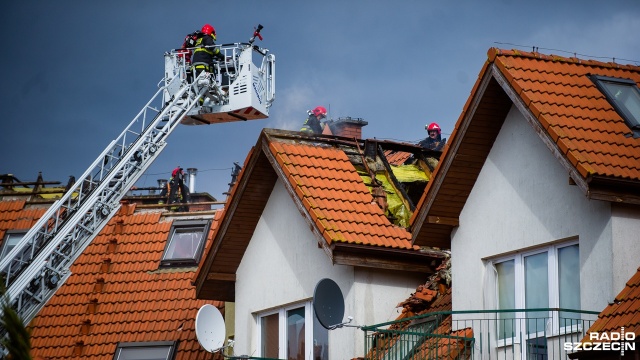 Pożar w budynku mieszkalnym na Mierzynie. Wiatr utrudnia gaszenie. Fot. Konrad Nowak [Radio Szczecin] Pożar w budynku na Mierzynie. Ogień zajął kilka mieszkań [WIDEO, ZDJĘCIA]