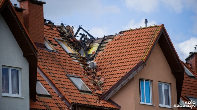 Pożar w budynku mieszkalnym na Mierzynie. Wiatr utrudnia gaszenie. Fot. Konrad Nowak [Radio Szczecin] Pożar w budynku na Mierzynie. Ogień zajął kilka mieszkań [WIDEO, ZDJĘCIA]