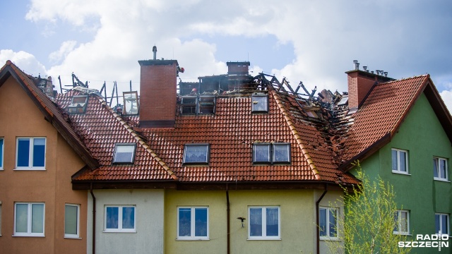 Pożar w budynku mieszkalnym na Mierzynie. Wiatr utrudnia gaszenie. Fot. Konrad Nowak [Radio Szczecin] Pożar w budynku na Mierzynie. Ogień zajął kilka mieszkań [WIDEO, ZDJĘCIA]