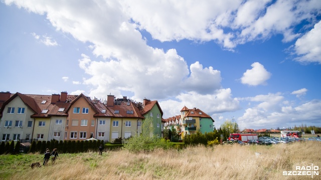Pożar w budynku mieszkalnym na Mierzynie. Wiatr utrudnia gaszenie. Fot. Konrad Nowak [Radio Szczecin] Pożar w budynku na Mierzynie. Ogień zajął kilka mieszkań [WIDEO, ZDJĘCIA]