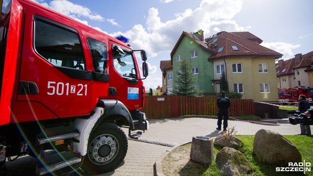 Pożar w budynku mieszkalnym na Mierzynie. Wiatr utrudnia gaszenie. Fot. Konrad Nowak [Radio Szczecin] Pożar w budynku na Mierzynie. Ogień zajął kilka mieszkań [WIDEO, ZDJĘCIA]