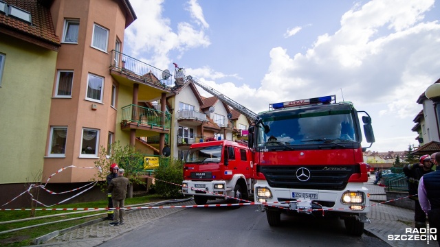 Pożar w budynku mieszkalnym na Mierzynie. Wiatr utrudnia gaszenie. Fot. Konrad Nowak [Radio Szczecin] Pożar w budynku na Mierzynie. Ogień zajął kilka mieszkań [WIDEO, ZDJĘCIA]