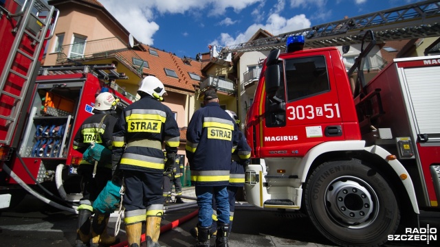 Pożar w budynku mieszkalnym na Mierzynie. Wiatr utrudnia gaszenie. Fot. Konrad Nowak [Radio Szczecin] Pożar w budynku na Mierzynie. Ogień zajął kilka mieszkań [WIDEO, ZDJĘCIA]