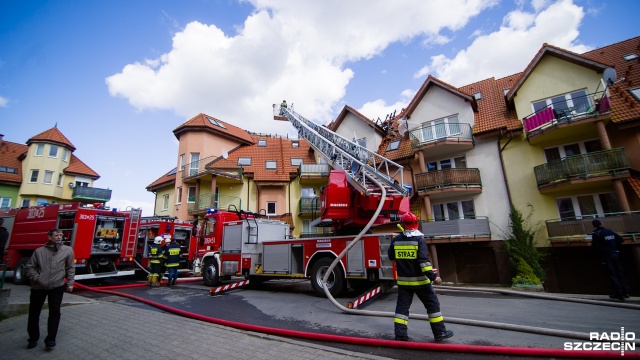 Pożar w budynku mieszkalnym na Mierzynie. Wiatr utrudnia gaszenie. Fot. Konrad Nowak [Radio Szczecin] Pożar w budynku na Mierzynie. Ogień zajął kilka mieszkań [WIDEO, ZDJĘCIA]