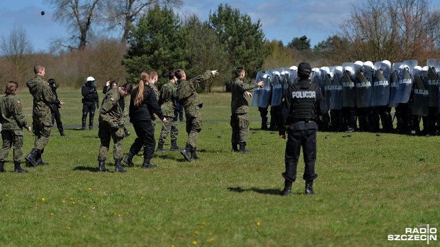 Agresywny tłum kontra policjanci i konie. Takie starcie odbyło się w czwartek przy strzelnicy na szczecińskim Krzekowie. Fot. Łukasz Szełemej [Radio Szczecin] Policyjne konie w akcji. W ruch poszły kamienie [WIDEO, ZDJĘCIA]