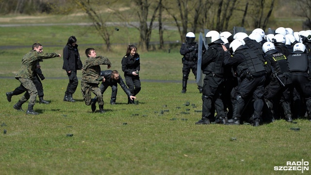 Agresywny tłum kontra policjanci i konie. Takie starcie odbyło się w czwartek przy strzelnicy na szczecińskim Krzekowie. Fot. Łukasz Szełemej [Radio Szczecin] Policyjne konie w akcji. W ruch poszły kamienie [WIDEO, ZDJĘCIA]