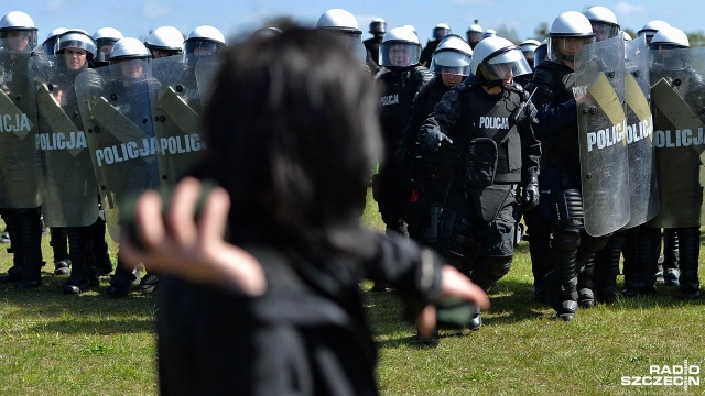 Agresywny tłum kontra policjanci i konie. Takie starcie odbyło się w czwartek przy strzelnicy na szczecińskim Krzekowie. Fot. Łukasz Szełemej [Radio Szczecin] Policyjne konie w akcji. W ruch poszły kamienie [WIDEO, ZDJĘCIA]