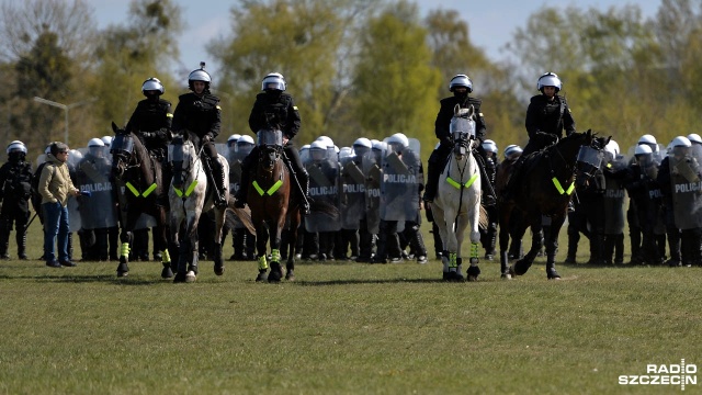 Agresywny tłum kontra policjanci i konie. Takie starcie odbyło się w czwartek przy strzelnicy na szczecińskim Krzekowie. Fot. Łukasz Szełemej [Radio Szczecin] Policyjne konie w akcji. W ruch poszły kamienie [WIDEO, ZDJĘCIA]