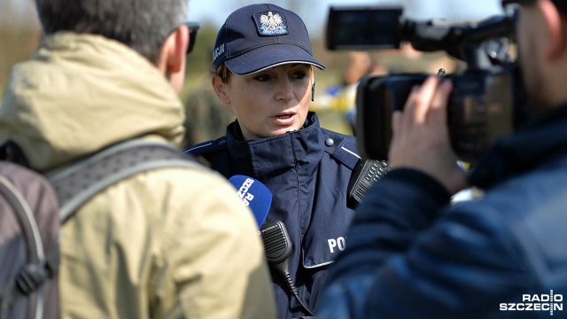 Agresywny tłum kontra policjanci i konie. Takie starcie odbyło się w czwartek przy strzelnicy na szczecińskim Krzekowie. Fot. Łukasz Szełemej [Radio Szczecin] Policyjne konie w akcji. W ruch poszły kamienie [WIDEO, ZDJĘCIA]