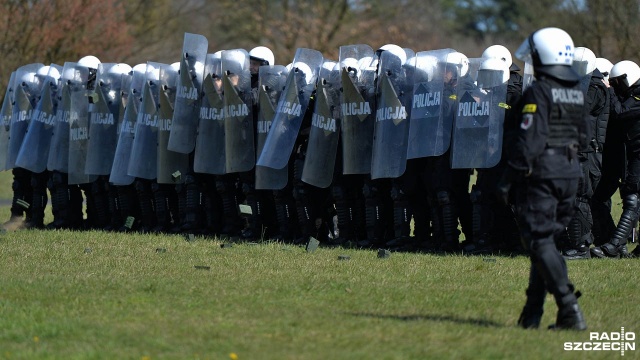 Agresywny tłum kontra policjanci i konie. Takie starcie odbyło się w czwartek przy strzelnicy na szczecińskim Krzekowie. Fot. Łukasz Szełemej [Radio Szczecin] Policyjne konie w akcji. W ruch poszły kamienie [WIDEO, ZDJĘCIA]