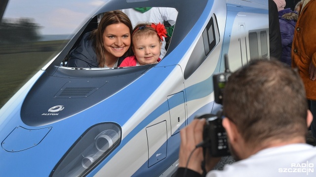 Setki ciekawskich przyszły zobaczyć jak wygląda pociąg Pendolino, który pokazowo wjechał w sobotę na jeden z peronów. Fot. Przemysław Polanin [Radio Szczecin] Pendolino wjechało do Kołobrzegu. Kolejka do zwiedzania [ZDJĘCIA]