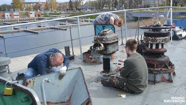 Wiosenny Clean - pod taką nazwą "uzbrojeni" w szczotki, młotki, czy pędzle wolontariusze odświeżali w sobotę ekspozycje plenerową kołobrzeskiego Muzeum Oręża Polskiego. Ze szczotką na działa i okręty. Wielkie sprzątanie w kołobrzeskim muzeum [ZDJĘCIA]
