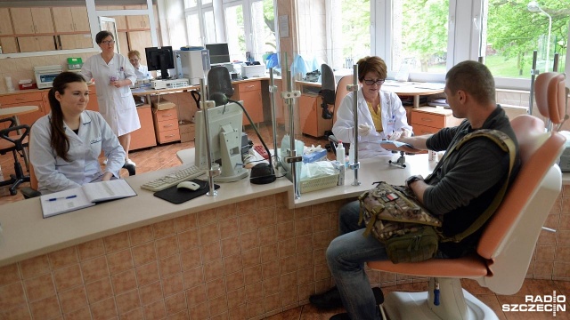 W Szczecinie rozpoczęła się "Wampiriada". Fot. Łukasz Szełemej [Radio Szczecin] Studenci i licealiści przelewają krew. Ruszyła Wampiriada [ZDJĘCIA]