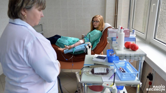 W Szczecinie rozpoczęła się "Wampiriada". Fot. Łukasz Szełemej [Radio Szczecin] Studenci i licealiści przelewają krew. Ruszyła Wampiriada [ZDJĘCIA]