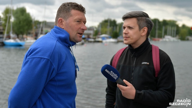 Tomasz Franczak z Centrum Żeglarskiego. Fot. Łukasz Szełemej [Radio Szczecin] "Balans ciała to podstawa". Młodzież walczy na wodzie o mistrza Szczecina [WIDEO, ZDJĘCIA]