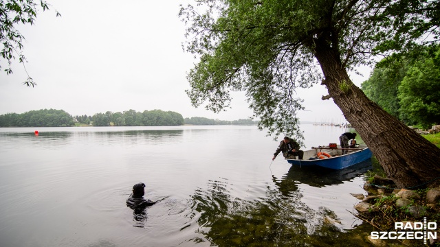 Nurkowie będą badali jezioro Drawsko także w sobotę. Fot. Konrad Nowak [Radio Szczecin] Podwodna akcja poszukiwawcza. Dno jeziora Drawsko badają nurkowie [WIDEO, ZDJĘCIA]
