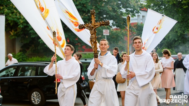 Pierwsza akademicka procesja w Szczecinie. Fot. Konrad Nowak [Radio Szczecin] Studencka procesja u dominikanów [ZDJĘCIA]