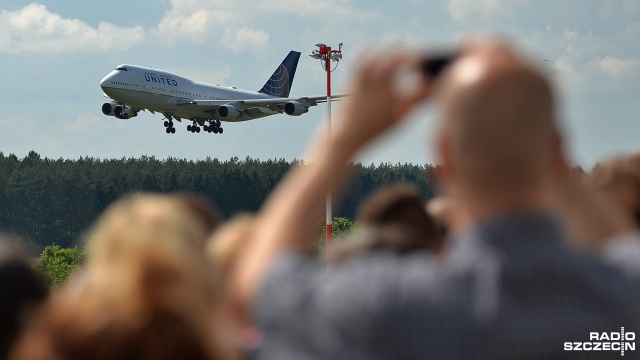 Jeden z największych samolotów świata z 400 amerykańskimi żołnierzami na pokładzie wylądował na płycie podszczecińskiego portu. Fot. Łukasz Szełemej [Radio Szczecin] Wielki Jumbo Jet wylądował w Goleniowie [ZDJĘCIA]