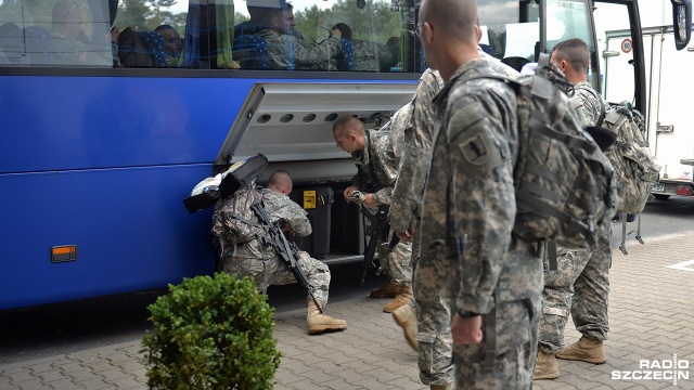 Jeden z największych samolotów świata z 400 amerykańskimi żołnierzami na pokładzie wylądował na płycie podszczecińskiego portu. Fot. Łukasz Szełemej [Radio Szczecin] Wielki Jumbo Jet wylądował w Goleniowie [ZDJĘCIA]