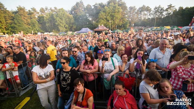 - Dni Polic to świetna impreza. Można się pobawić, spotkać ze znajomymi, a przede wszystkim posłuchać fajnej muzyki. Co roku jesteśmy tu z całą rodziną - mówią mieszkańcy. Fot. Konrad Nowak [Radio Szczecin] Sarsa, Piersi, Blue Cafe... Wystartowały Dni Polic [ZDJĘCIA]