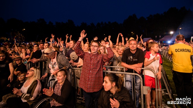 W piątek wieczorem na scenie zagrał zespół Piersi. Fot. Konrad Nowak [Radio Szczecin] Sarsa, Piersi, Blue Cafe... Wystartowały Dni Polic [ZDJĘCIA]
