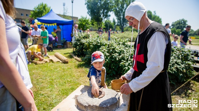 Dzień Pszczoły w Szczecinie. Fot. Konrad Nowak [Radio Szczecin] Piknik nad jeziorkiem Słonecznym. W roli głównej: pszczoła [WIDEO, ZDJĘCIA]