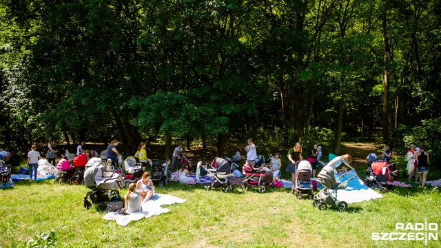 Spotkanie mam z dziećmi w Lasku Arkońskim. Fot. Konrad Nowak [Radio Szczecin] Nietypowy piknik w Lasku Arkońskim [WIDEO, ZDJĘCIA]