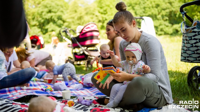 Spotkanie mam z dziećmi w Lasku Arkońskim. Fot. Konrad Nowak [Radio Szczecin] Nietypowy piknik w Lasku Arkońskim [WIDEO, ZDJĘCIA]