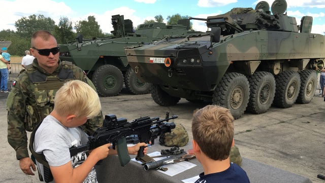 Zlot pojazdów militarnych "Czerwone Lotnisko". Fot. Wojciech Zagaj [Radio Szczecin] Zlot pojazdów militarnych "Czerwone Lotnisko" [ZDJĘCIA]
