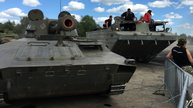 Zlot pojazdów militarnych "Czerwone Lotnisko". Fot. Wojciech Zagaj [Radio Szczecin] Zlot pojazdów militarnych "Czerwone Lotnisko" [ZDJĘCIA]