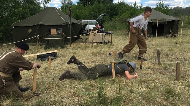 Zlot pojazdów militarnych "Czerwone Lotnisko". Fot. Wojciech Zagaj [Radio Szczecin] Zlot pojazdów militarnych "Czerwone Lotnisko" [ZDJĘCIA]
