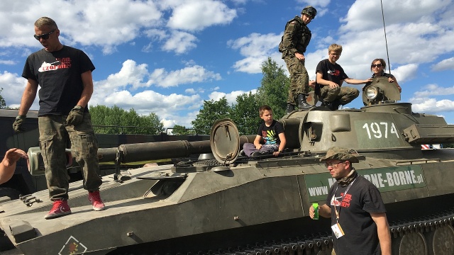 Zlot pojazdów militarnych "Czerwone Lotnisko". Fot. Wojciech Zagaj [Radio Szczecin] Zlot pojazdów militarnych "Czerwone Lotnisko" [ZDJĘCIA]
