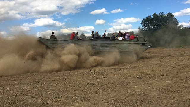 Zlot pojazdów militarnych "Czerwone Lotnisko". Fot. Wojciech Zagaj [Radio Szczecin] Zlot pojazdów militarnych "Czerwone Lotnisko" [ZDJĘCIA]