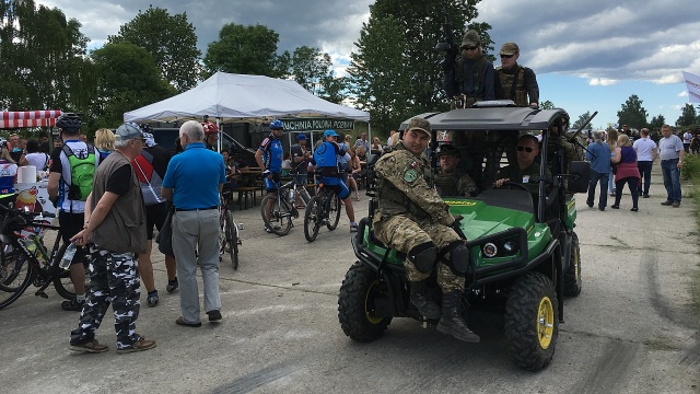 Zlot pojazdów militarnych "Czerwone Lotnisko". Fot. Wojciech Zagaj [Radio Szczecin] Zlot pojazdów militarnych "Czerwone Lotnisko" [ZDJĘCIA]