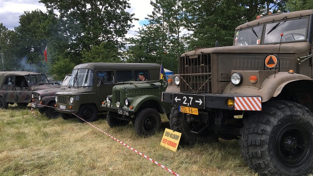 Zlot pojazdów militarnych "Czerwone Lotnisko". Fot. Wojciech Zagaj [Radio Szczecin] Zlot pojazdów militarnych "Czerwone Lotnisko" [ZDJĘCIA]