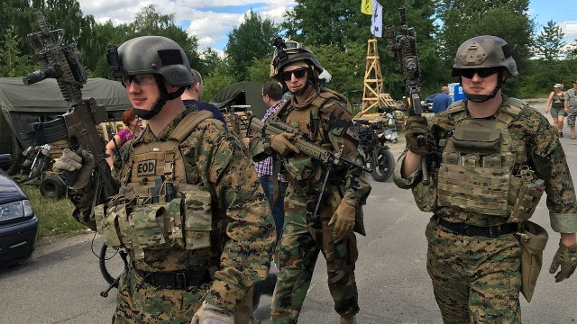 Zlot pojazdów militarnych "Czerwone Lotnisko". Fot. Wojciech Zagaj [Radio Szczecin] Zlot pojazdów militarnych "Czerwone Lotnisko" [ZDJĘCIA]
