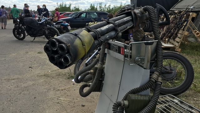 Zlot pojazdów militarnych "Czerwone Lotnisko". Fot. Wojciech Zagaj [Radio Szczecin] Zlot pojazdów militarnych "Czerwone Lotnisko" [ZDJĘCIA]