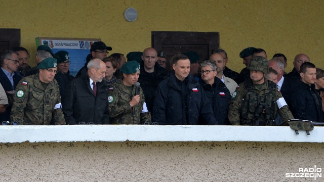 Prezydent Andrzej Duda obserwował ostre strzelanie na poligonie w Drawsku. Fot. Łukasz Szełemej [Radio Szczecin] Andrzej Duda na poligonie w Drawsku: Żołnierze zrobili wrażenie [WIDEO, ZDJĘCIA]