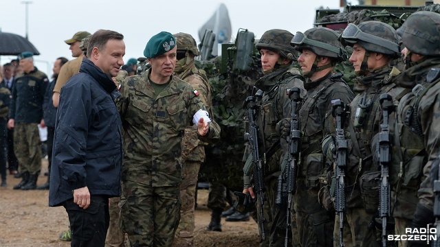 Prezydent Andrzej Duda obserwował ostre strzelanie na poligonie w Drawsku. Fot. Łukasz Szełemej [Radio Szczecin] Andrzej Duda na poligonie w Drawsku: Żołnierze zrobili wrażenie [WIDEO, ZDJĘCIA]