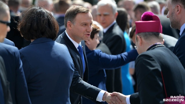 Prezydent Andrzej Duda podczas uroczystości nadania imienia Lecha Kaczyńskiego terminalowi LNG w Świnoujściu. Fot. Łukasz Szełemej [Radio Szczecin] Lech Kaczyński patronem terminalu LNG [WIDEO, ZDJĘCIA]