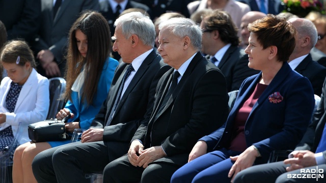 Uroczystość nadania imienia Lecha Kaczyńskiego terminalowi LNG w Świnoujściu. Na zdj. prezes PiS Jarosław Kaczyński i premier Beata Szydło. Fot. Łukasz Szełemej [Radio Szczecin] Lech Kaczyński patronem terminalu LNG [WIDEO, ZDJĘCIA]