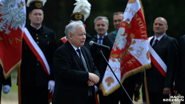 Jarosław Kaczyński podczas uroczystości nadania imienia Lecha Kaczyńskiego terminalowi LNG w Świnoujściu. Fot. Łukasz Szełemej [Radio Szczecin] Lech Kaczyński patronem terminalu LNG [WIDEO, ZDJĘCIA]